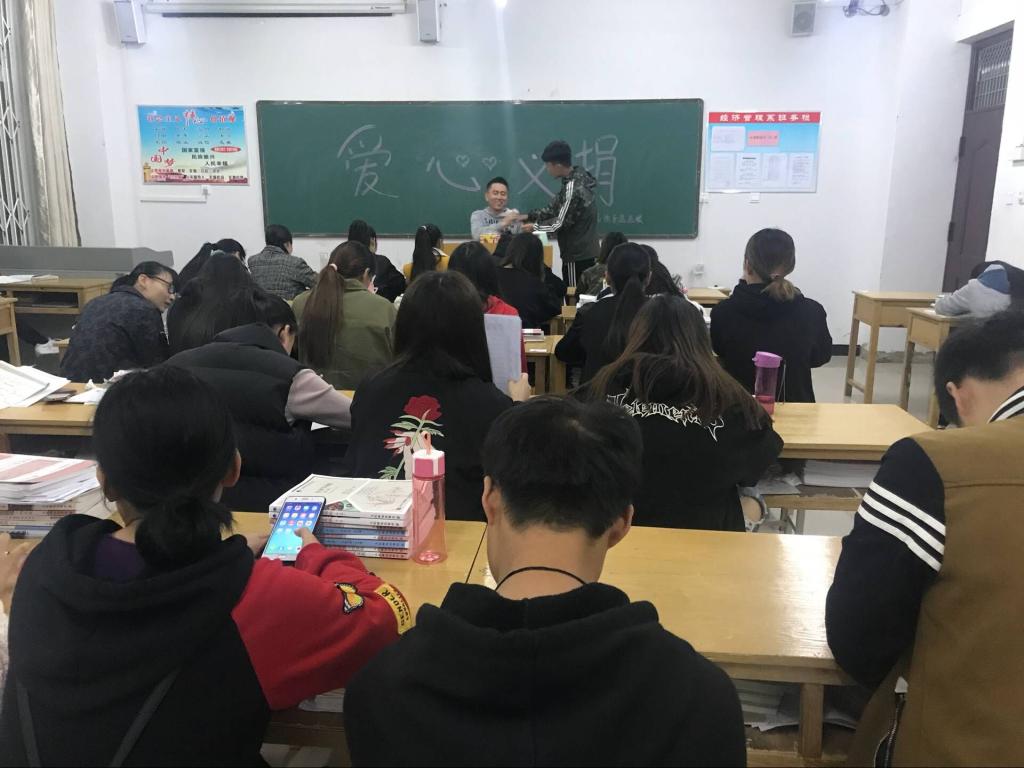 同学们积极为孩子们捐款