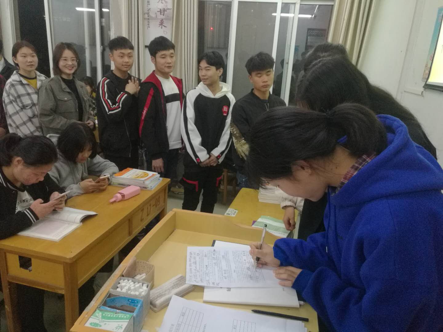 员工在倡议书上签字