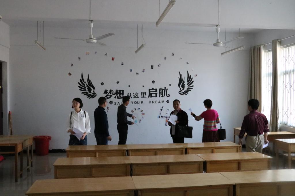 评委在16高职会计2班教室观摩打分