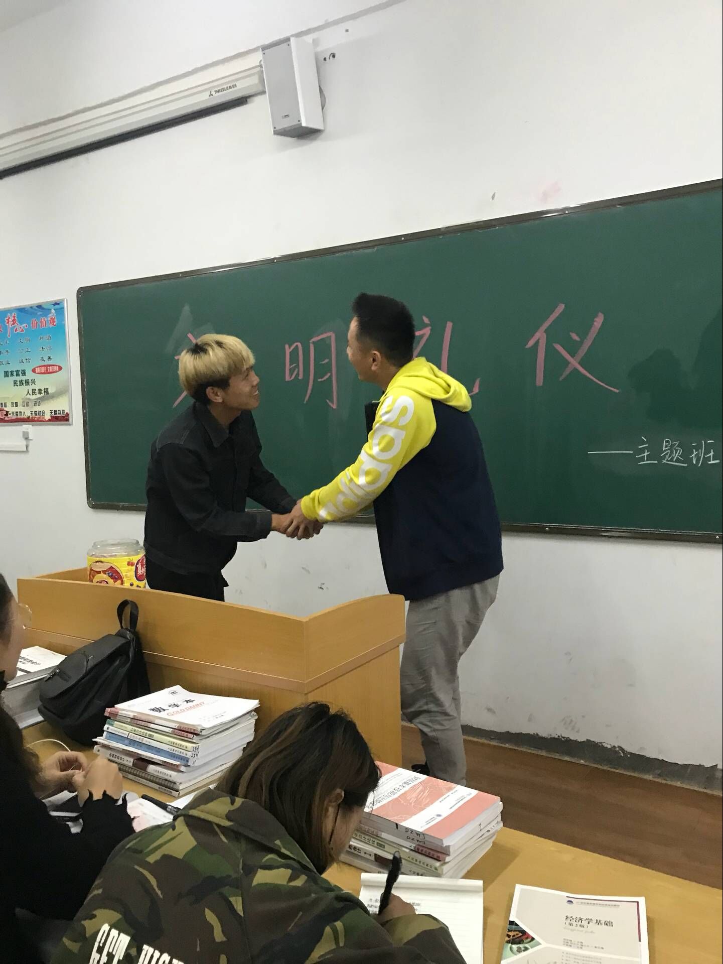 石登飞和贺永玲向同学们展示礼仪规范