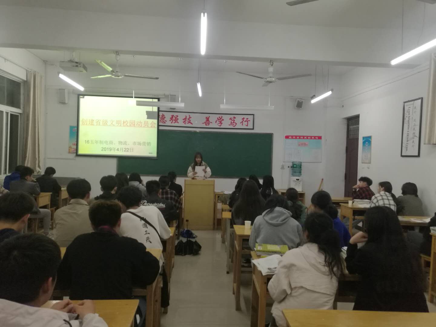 张雅靖宣读倡议书